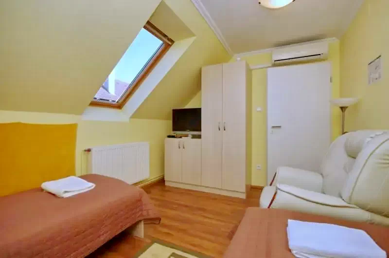 Jula Cazare | Sat de vacanță (K0009-17) Imaginea poate fi supusă drepturilor de autor. Se recomandă contactarea titularului drepturilor.