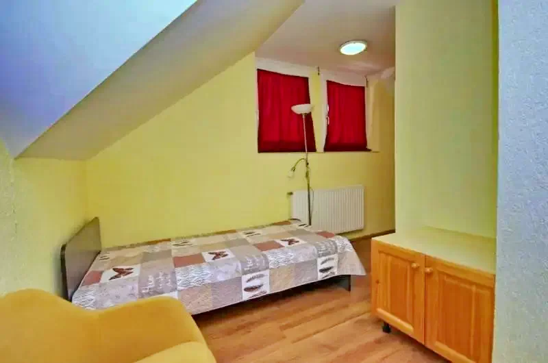 Jula Cazare | Sat de vacanță (K0009-21) Imaginea poate fi supusă drepturilor de autor. Se recomandă contactarea titularului drepturilor.