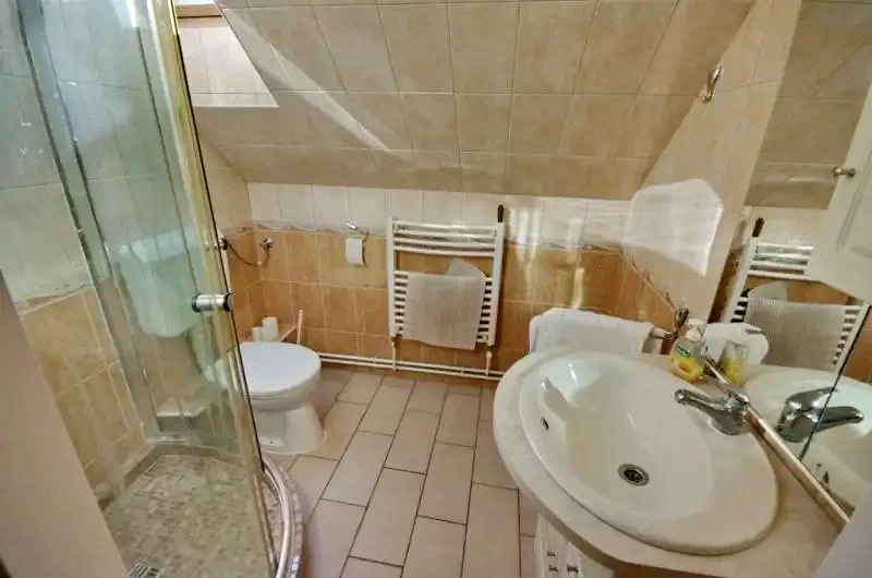 Jula Cazare | Sat de vacanță (K0009-22) Imaginea poate fi supusă drepturilor de autor. Se recomandă contactarea titularului drepturilor.