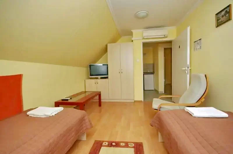 Jula Cazare | Sat de vacanță (K0009-23) Imaginea poate fi supusă drepturilor de autor. Se recomandă contactarea titularului drepturilor.