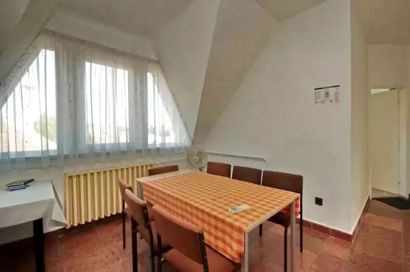 Jula Cazare | Sat de vacanță (K0009-37) Imaginea poate fi supusă drepturilor de autor. Se recomandă contactarea titularului drepturilor.