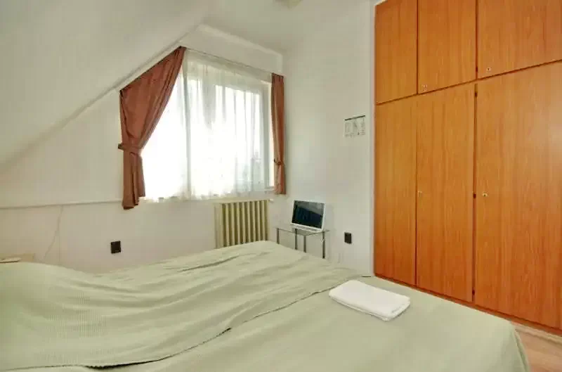 Jula Cazare | Sat de vacanță (K0009-40) Imaginea poate fi supusă drepturilor de autor. Se recomandă contactarea titularului drepturilor.