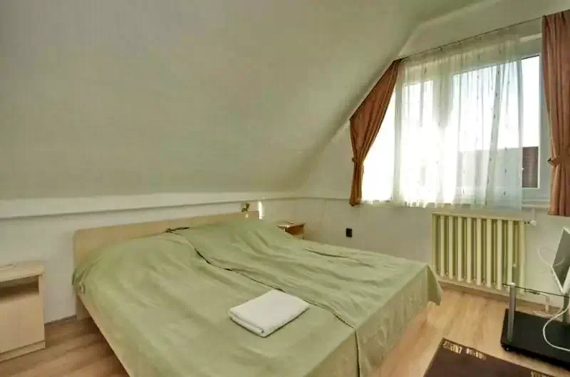 Jula Cazare | Sat de vacanță (K0009-41) Imaginea poate fi supusă drepturilor de autor. Se recomandă contactarea titularului drepturilor.