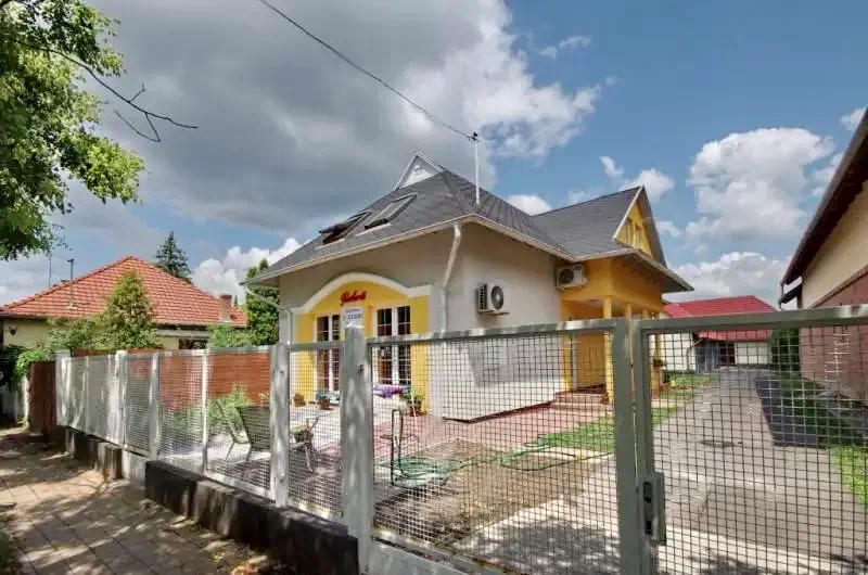 Jula Cazare | Sat de vacanță (K0009-44) Imaginea poate fi supusă drepturilor de autor. Se recomandă contactarea titularului drepturilor.