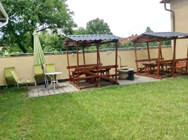 Gyula Szállás | Üdülőfalu (K0009-49) A kép szerzői jogvédelem alatt állhat. Javasolt a kapcsolatfelvétel a jog tulajdonossal.