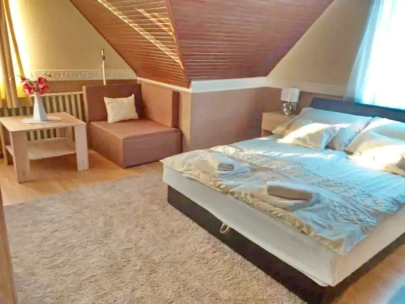 Jula Cazare | Cabană (K0086-1) Imaginea poate fi supusă drepturilor de autor. Se recomandă contactarea titularului drepturilor.