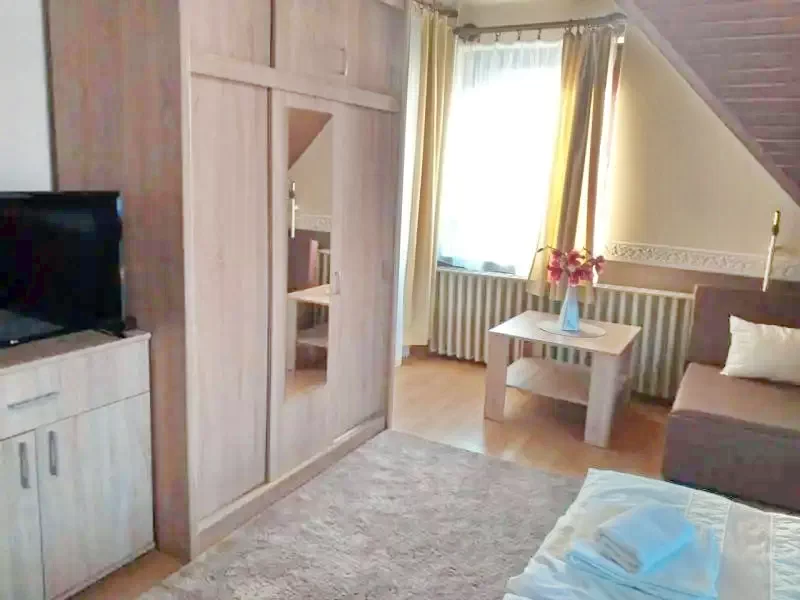 Jula Cazare | Sat de vacanță (K0086-2) Imaginea poate fi supusă drepturilor de autor. Se recomandă contactarea titularului drepturilor.