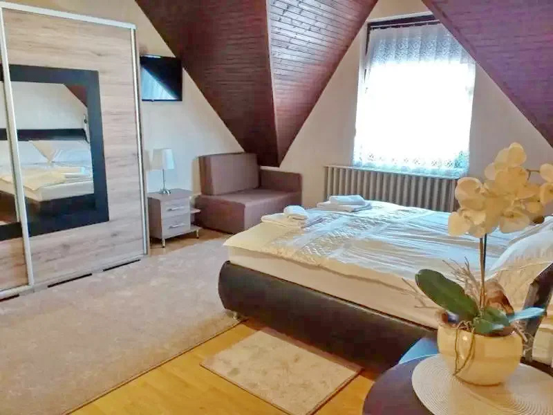 Jula Cazare | Sat de vacanță (K0086-6) Imaginea poate fi supusă drepturilor de autor. Se recomandă contactarea titularului drepturilor.