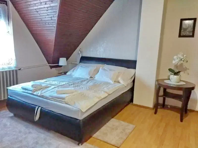 Jula Cazare | Sat de vacanță (K0086-13) Imaginea poate fi supusă drepturilor de autor. Se recomandă contactarea titularului drepturilor.