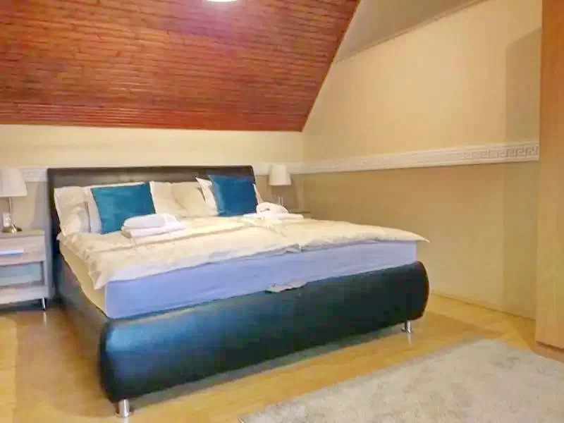 Jula Cazare | Sat de vacanță (K0086-15) Imaginea poate fi supusă drepturilor de autor. Se recomandă contactarea titularului drepturilor.