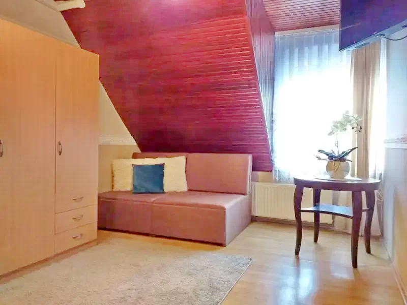 Jula Cazare | Sat de vacanță (K0086-16) Imaginea poate fi supusă drepturilor de autor. Se recomandă contactarea titularului drepturilor.