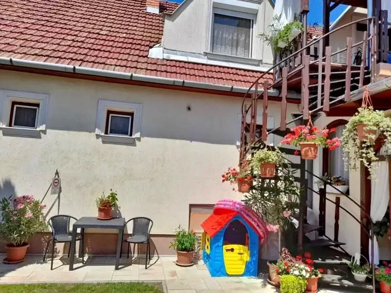 Jula Cazare | Sat de vacanță (K0086-30) Imaginea poate fi supusă drepturilor de autor. Se recomandă contactarea titularului drepturilor.