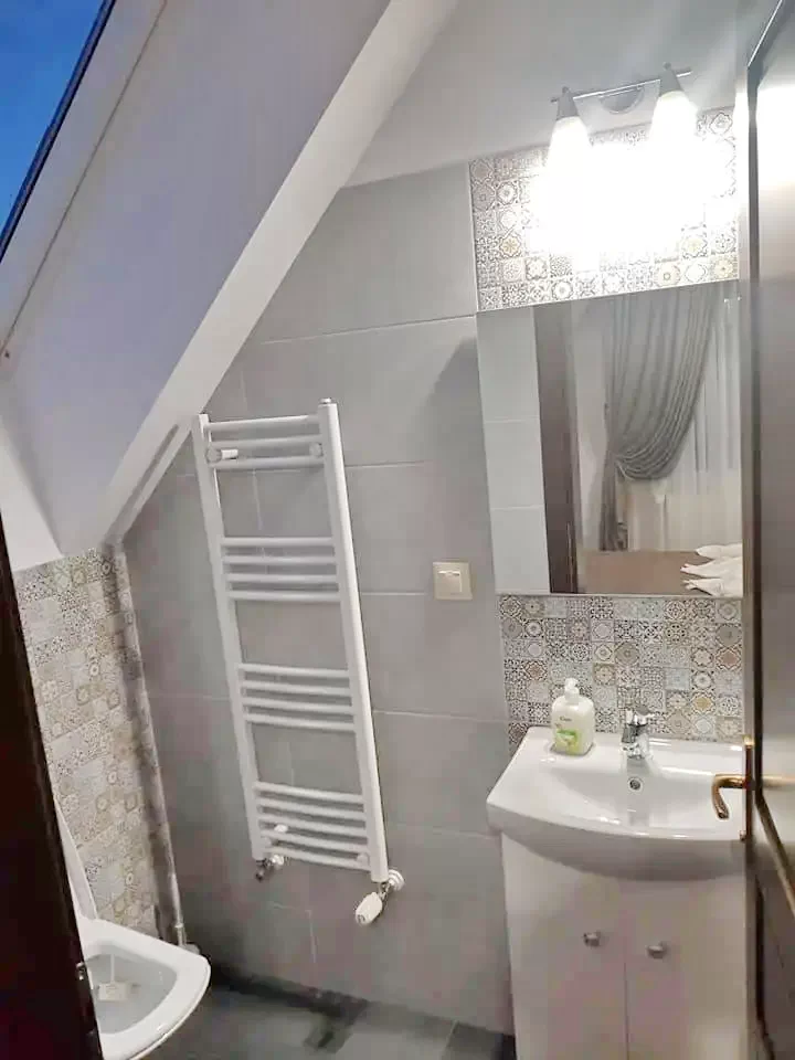 Rugonfalva Szállás | Panzió (K1261-18) A kép szerzői jogvédelem alatt állhat. Javasolt a kapcsolatfelvétel a jog tulajdonossal. Rugonfalva Szállás | Panzió (K1261-18) A kép szerzői jogvédelem alatt állhat. Javasolt a kapcsolatfelvétel a jog tulajdonossal.