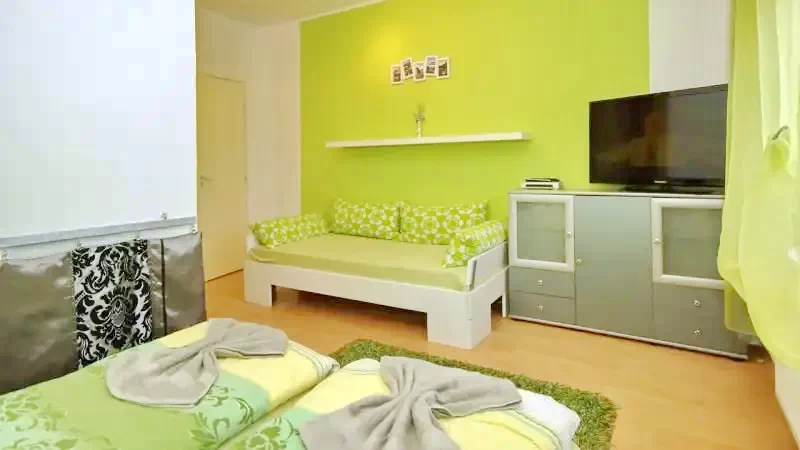 Jula Cazare | Sat de vacanță (K0005-18) Imaginea poate fi supusă drepturilor de autor. Se recomandă contactarea titularului drepturilor.