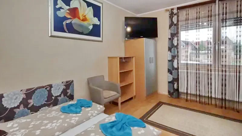 Jula Cazare | Sat de vacanță (K0005-32) Imaginea poate fi supusă drepturilor de autor. Se recomandă contactarea titularului drepturilor.