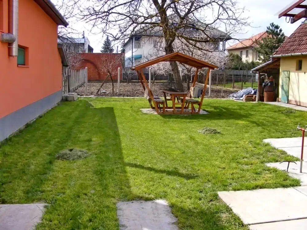 Jula Cazare | Sat de vacanță (K0004-1) Imaginea poate fi supusă drepturilor de autor. Se recomandă contactarea titularului drepturilor.