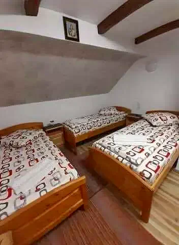 Guraró Szállás | Motel (K1039-8) A kép szerzői jogvédelem alatt állhat. Javasolt a kapcsolatfelvétel a jog tulajdonossal.