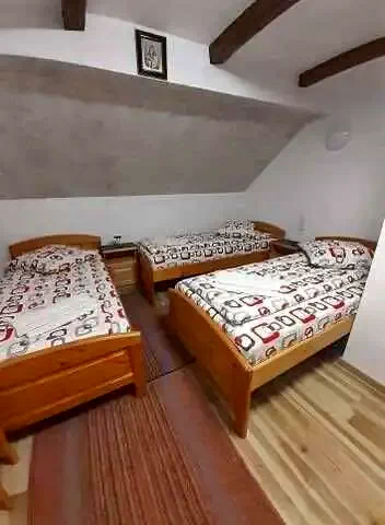 Guraró Szállás | Motel (K1039-17) A kép szerzői jogvédelem alatt állhat. Javasolt a kapcsolatfelvétel a jog tulajdonossal.