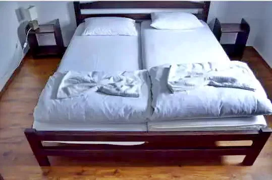 Vármező Szállás | Kulcsosház (K0992-14) A kép szerzői jogvédelem alatt állhat. Javasolt a kapcsolatfelvétel a jog tulajdonossal. Vármező Szállás | Kulcsosház (K0992-14) A kép szerzői jogvédelem alatt állhat. Javasolt a kapcsolatfelvétel a jog tulajdonossal.