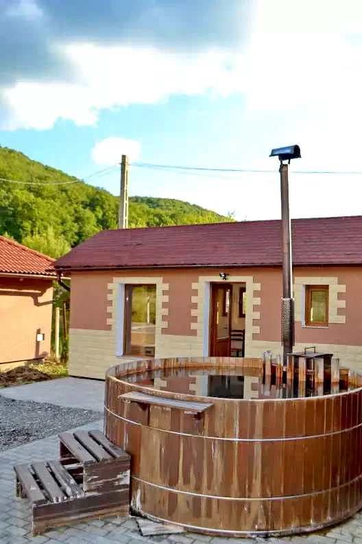 Vármező Szállás | Üdülőfalu (K0992-28) A kép szerzői jogvédelem alatt állhat. Javasolt a kapcsolatfelvétel a jog tulajdonossal.