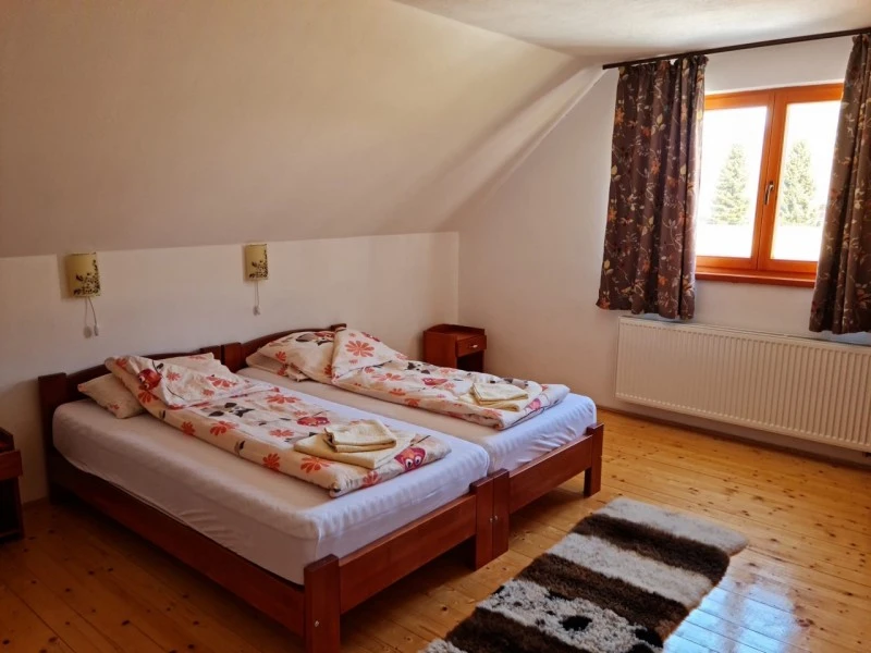 Sub Cetate Cazare | Sat de vacanță (K0629-15) Imaginea poate fi supusă drepturilor de autor. Se recomandă contactarea titularului drepturilor.