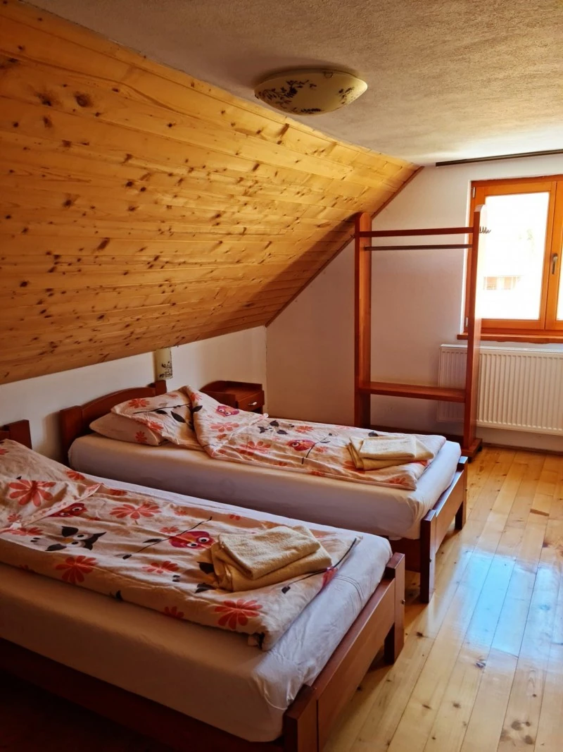 Sub Cetate Cazare | Sat de vacanță (K0629-19) Imaginea poate fi supusă drepturilor de autor. Se recomandă contactarea titularului drepturilor.