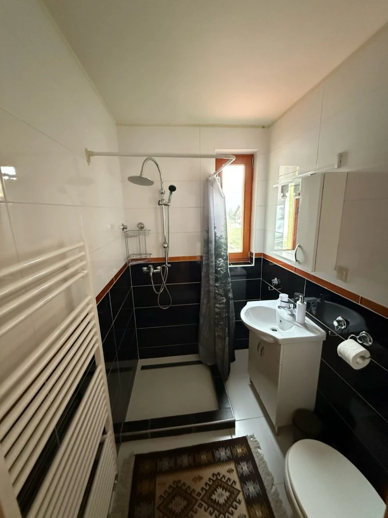 Sub Cetate Cazare | Sat de vacanță (K0629-42) Imaginea poate fi supusă drepturilor de autor. Se recomandă contactarea titularului drepturilor.