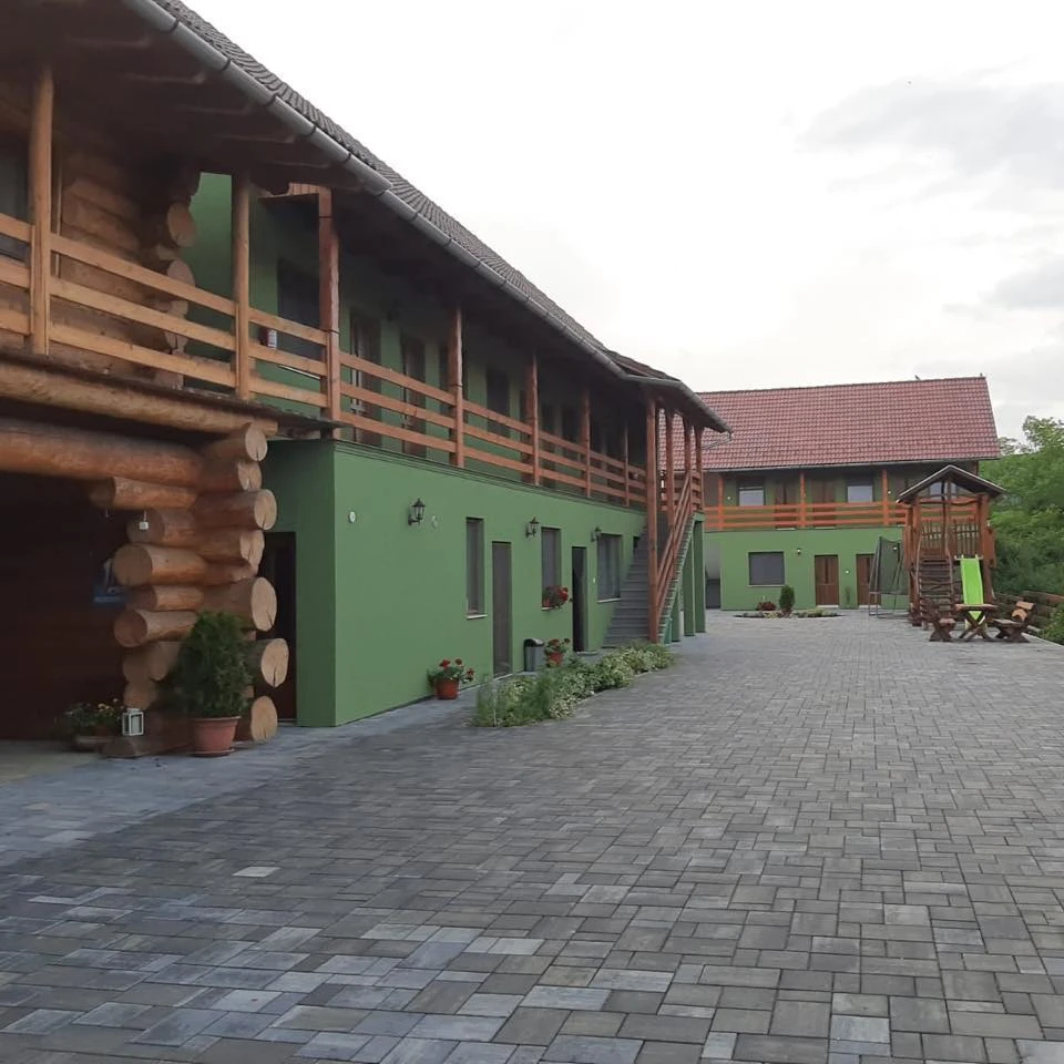 Lupeni Cazare | Motel (K1553-30) Imaginea poate fi supusă drepturilor de autor. Se recomandă contactarea titularului drepturilor.