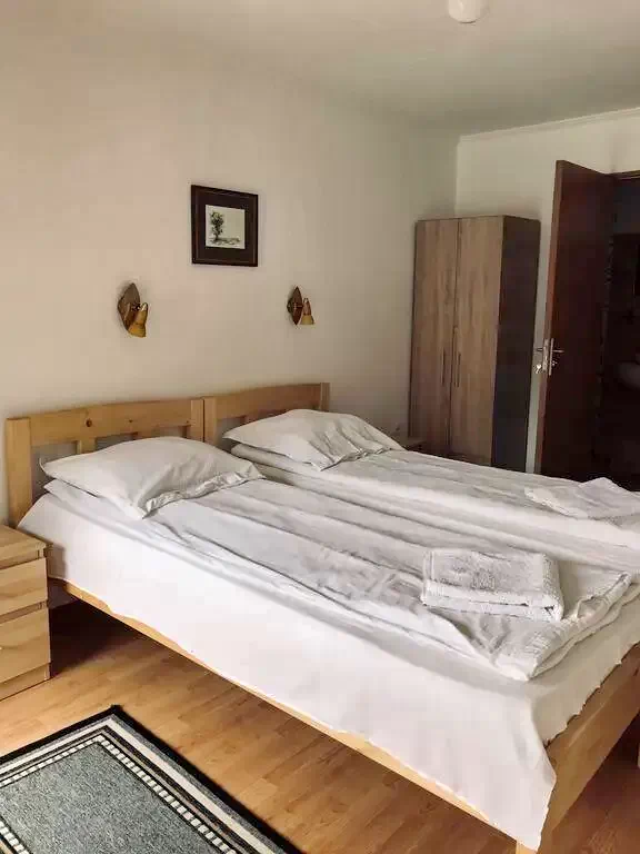 Corund Cazare | Pensiune (K0259-7) Imaginea poate fi supusă drepturilor de autor. Se recomandă contactarea titularului drepturilor.