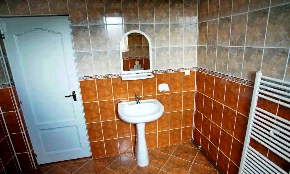 Cazare Lăzarea - Pensiune Castel*** | Gyergyószárhegy - Kastély Panzió***. Imaginea poate fi supusă drepturilor de autor. Se recomandă contactarea titularului drepturilor.