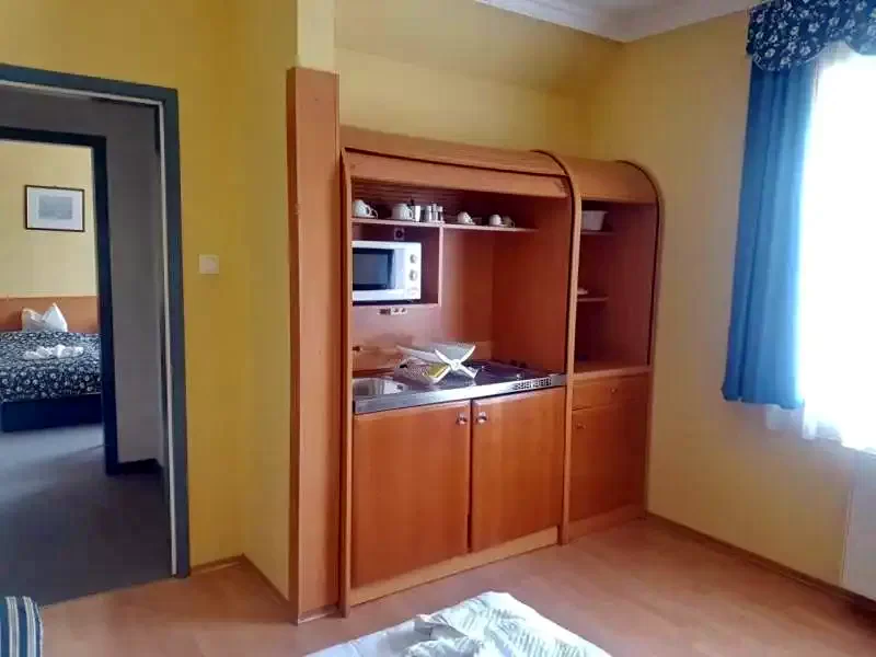 Mișcolț Cazare | Pensiune turistică (K0856-32) Imaginea poate fi supusă drepturilor de autor. Se recomandă contactarea titularului drepturilor.