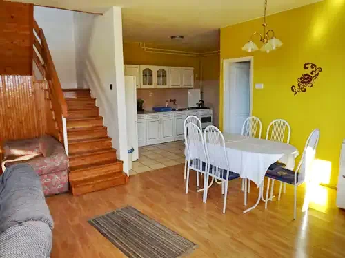  Cazare | Sat de vacanță (K0795-5) Imaginea poate fi supusă drepturilor de autor. Se recomandă contactarea titularului drepturilor.