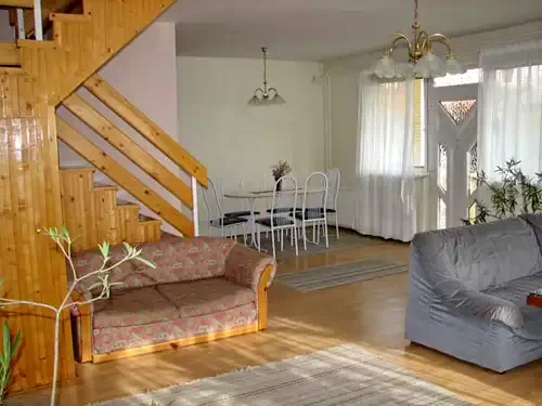  Cazare | Sat de vacanță (K0795-6) Imaginea poate fi supusă drepturilor de autor. Se recomandă contactarea titularului drepturilor.