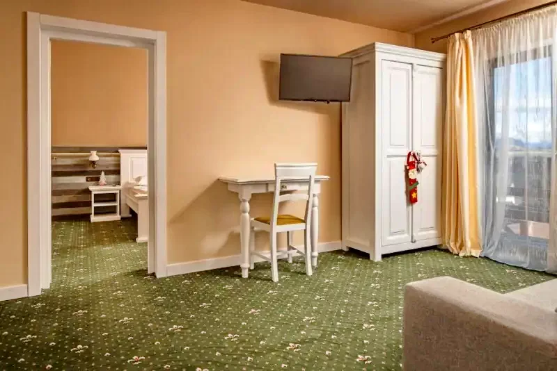 Zărnești Cazare | Motel (K1118-18) Imaginea poate fi supusă drepturilor de autor. Se recomandă contactarea titularului drepturilor.