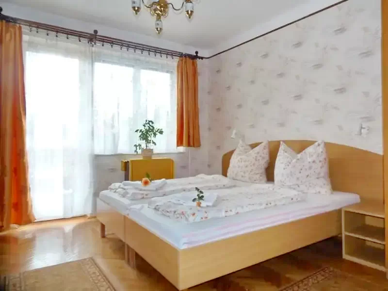  Cazare | Sat de vacanță (K0320-4) Imaginea poate fi supusă drepturilor de autor. Se recomandă contactarea titularului drepturilor.