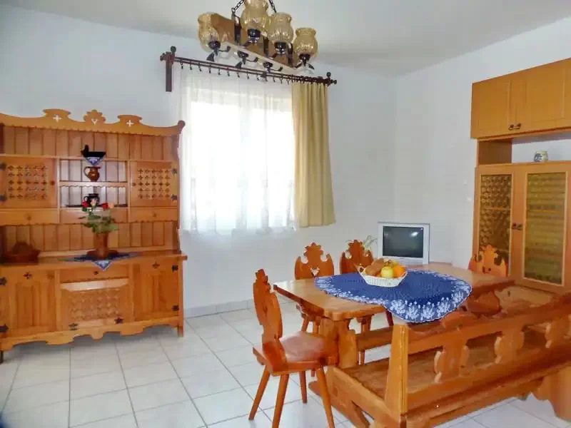  Cazare | Sat de vacanță (K0320-14) Imaginea poate fi supusă drepturilor de autor. Se recomandă contactarea titularului drepturilor.