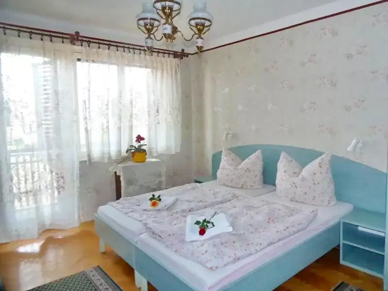  Cazare | Sat de vacanță (K0320-17) Imaginea poate fi supusă drepturilor de autor. Se recomandă contactarea titularului drepturilor.