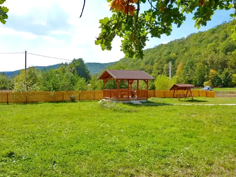 Sub Cetate Cazare | Cabana turistică (K0716-1) Imaginea poate fi supusă drepturilor de autor. Se recomandă contactarea titularului drepturilor.