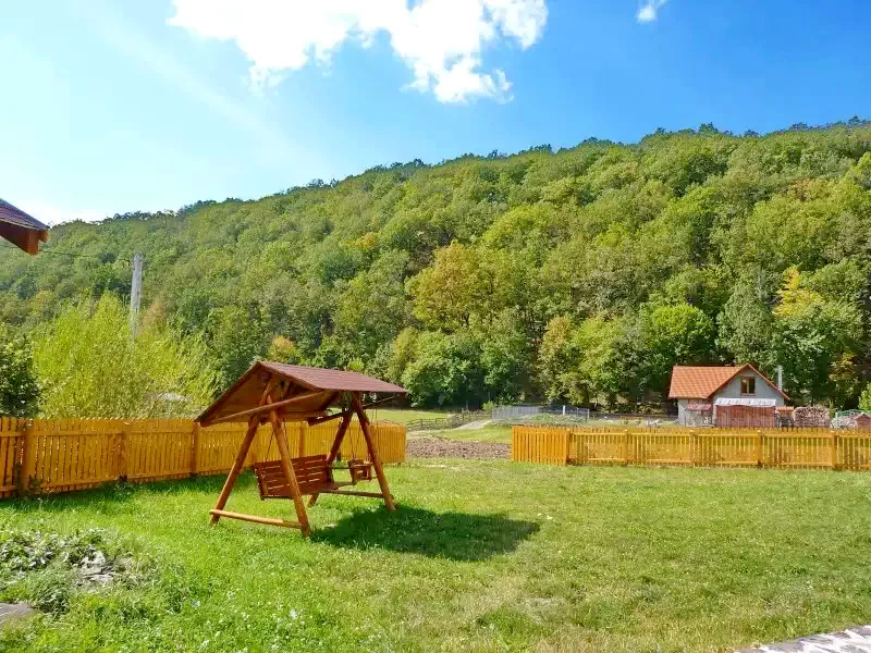 Sub Cetate Cazare | Sat de vacanță (K0716-2) Imaginea poate fi supusă drepturilor de autor. Se recomandă contactarea titularului drepturilor.