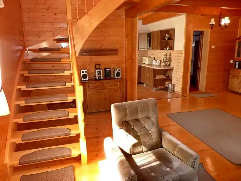 Sub Cetate Cazare | Sat de vacanță (K0716-22) Imaginea poate fi supusă drepturilor de autor. Se recomandă contactarea titularului drepturilor.