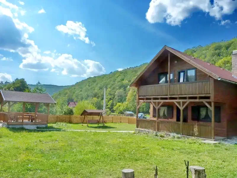 Sub Cetate Cazare | Sat de vacanță (K0716-33) Imaginea poate fi supusă drepturilor de autor. Se recomandă contactarea titularului drepturilor.