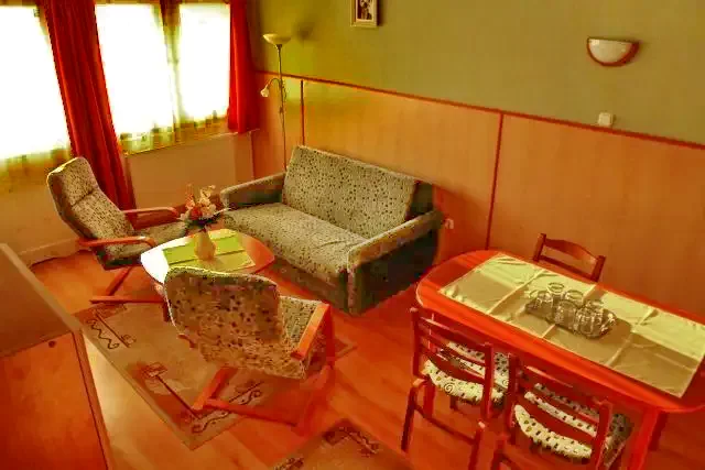 Jula Cazare | Pensiune turistică (K0041-24) Imaginea poate fi supusă drepturilor de autor. Se recomandă contactarea titularului drepturilor.