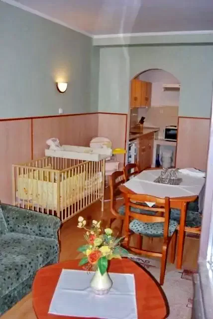 Jula Cazare | Pensiune turistică (K0041-35) Imaginea poate fi supusă drepturilor de autor. Se recomandă contactarea titularului drepturilor.