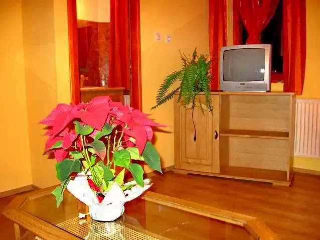 Gheorgheni Cazare | Cabană (K0156-15) Imaginea poate fi supusă drepturilor de autor. Se recomandă contactarea titularului drepturilor. Gheorgheni Cazare | Cabană (K0156-15) Imaginea poate fi supusă drepturilor de autor. Se recomandă contactarea titularului drepturilor.