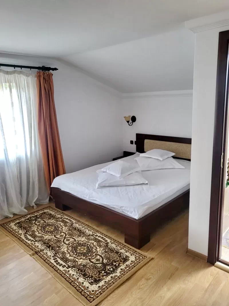 Gura Humorului Cazare | Cabană (K0432-44) Imaginea poate fi supusă drepturilor de autor. Se recomandă contactarea titularului drepturilor.