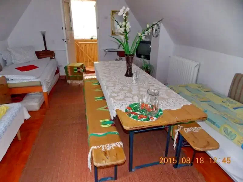 Hargitafürdő Szállás | Üdülőfalu (K0285-3) A kép szerzői jogvédelem alatt állhat. Javasolt a kapcsolatfelvétel a jog tulajdonossal.