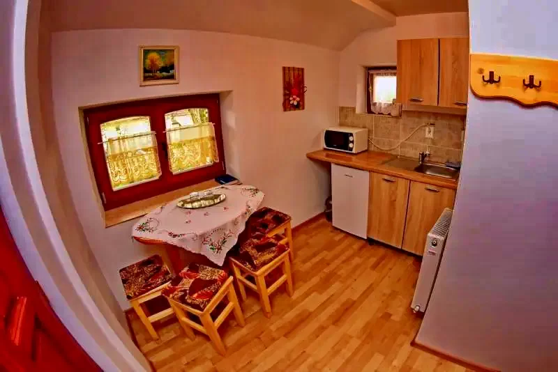 Cristur Cazare | Motel (K1191-10) Imaginea poate fi supusă drepturilor de autor. Se recomandă contactarea titularului drepturilor.