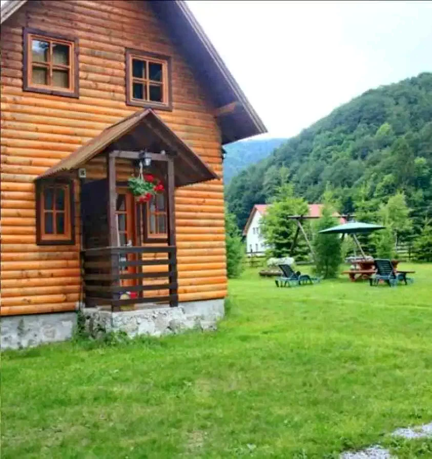 Coada Lacului Lesu Cazare | Motel (K0108-22) Imaginea poate fi supusă drepturilor de autor. Se recomandă contactarea titularului drepturilor.