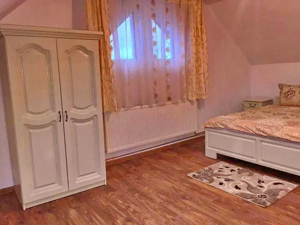 Călățele Cazare | Cabană (K0641-22) Imaginea poate fi supusă drepturilor de autor. Se recomandă contactarea titularului drepturilor.