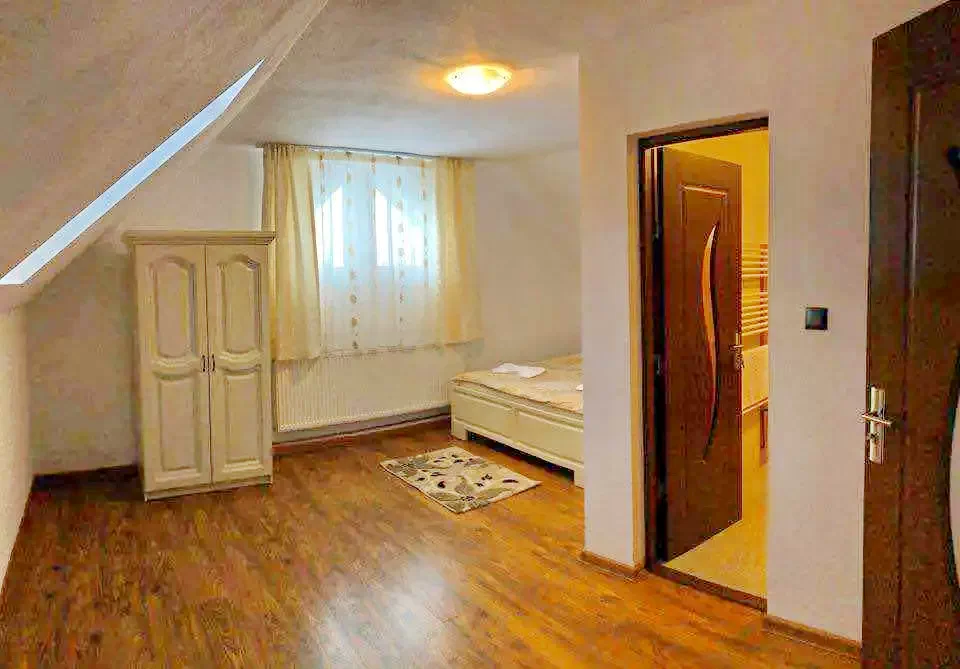 Călățele Cazare | Sat de vacanță (K0641-24) Imaginea poate fi supusă drepturilor de autor. Se recomandă contactarea titularului drepturilor.